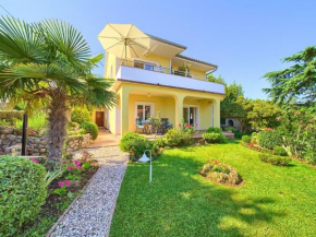 Alluring Apartment in Vantacici amid the Sea